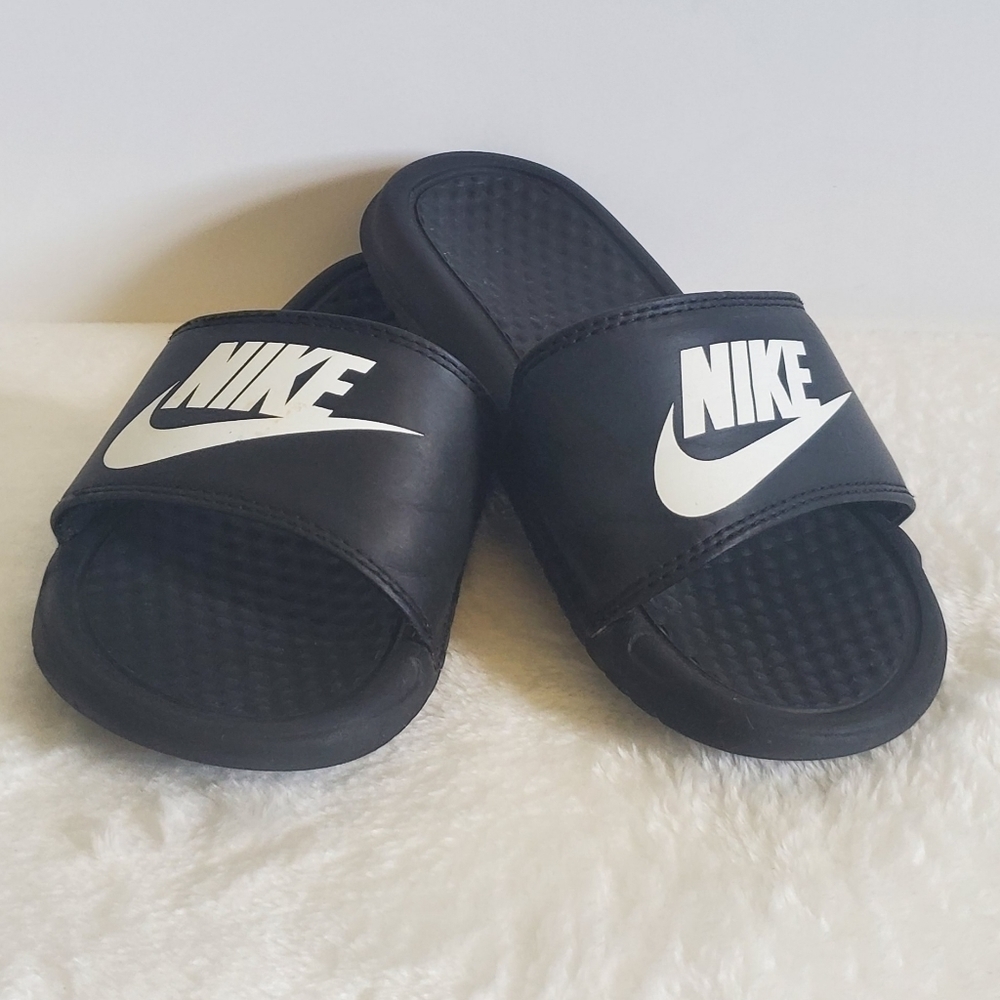 𝅺NIKE Benassi Black Slider Sandals Size Youth 1